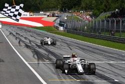 Charles Leclerc, Sauber C37 et Marcus Ericsson, Sauber C37 franchissent la ligne