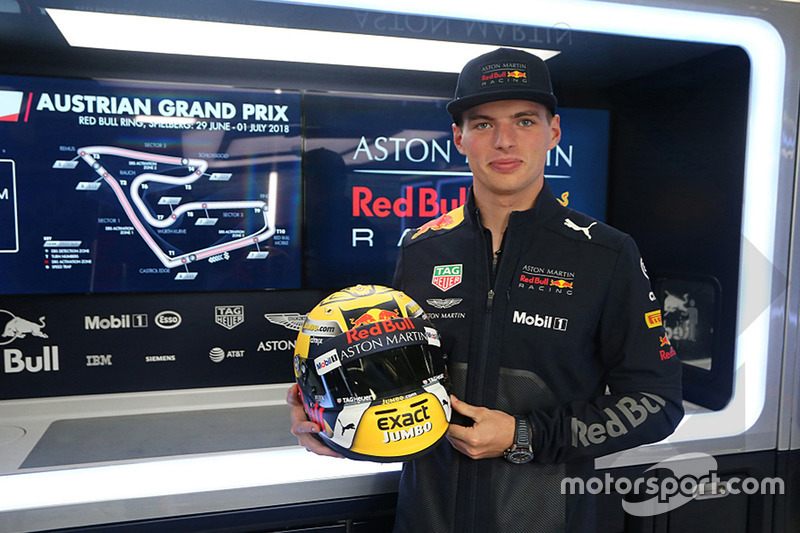Гонщик Red Bull Racing Макс Ферстаппен со своим шлемом