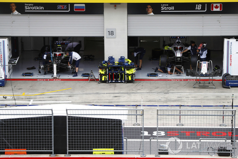 L'activité du garage Williams où les membres de l'équipe travaillent sur les voitures de Lance Stroll, Williams FW41 et Sergey Sirotkin, Williams FW41