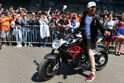 Lewis Hamilton, Mercedes-AMG F1 sur sa moto MV Agusta