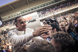 Yarışın kazananı Lewis Hamilton kapalı parkta kutlama yapıyor, Mercedes-AMG F1