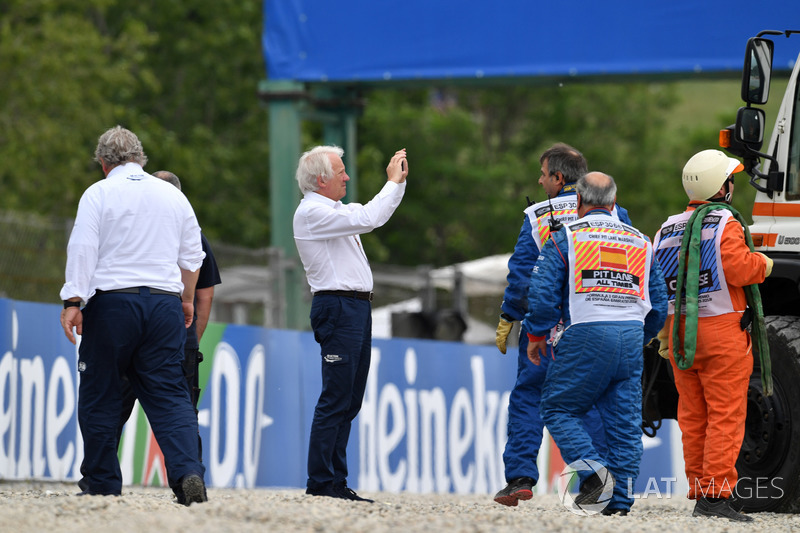 Charlie Whiting e delegados da FIA visitaram o local do acidente.