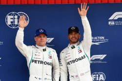 Ganador de la pole Lewis Hamilton, Mercedes-AMG F1 y Valtteri Bottas, Mercedes-AMG F1 celebra en parc ferme