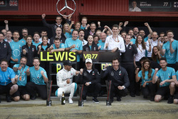 Lewis Hamilton, Mercedes AMG F1, 1° classificato, Valtteri Bottas, Mercedes AMG F1, 2° classificato, Toto Wolff, Direttore Esecutivo (Business), Mercedes AMG, e il team Mercedes, festeggiano