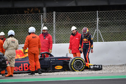 Max Verstappen, Red Bull Racing RB14 pasa por la grava