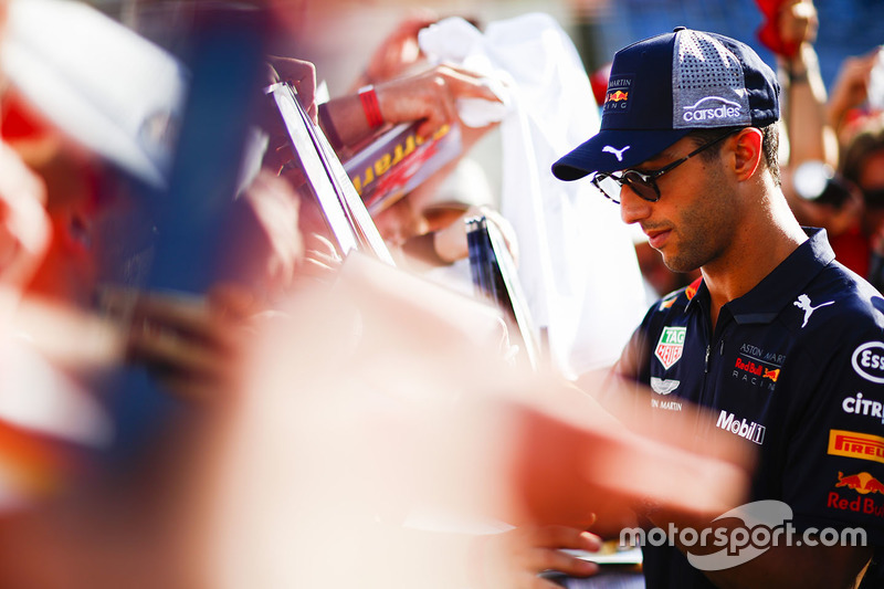 Daniel Ricciardo, Red Bull Racing, firma un autógrafo para los fanáticos