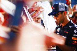 Daniel Ricciardo, Red Bull Racing, signe des autographes pour les fans