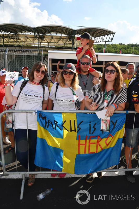 Marcus Ericsson, Sauber fans and banner
