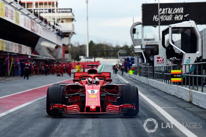 Jo Bauer, Delegado Técnico de la FIA mira a Sebastian Vettel, Ferrari SF71H en el pit lane