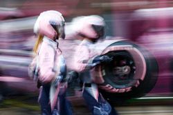 Sergio Perez, Force India VJM11, pit stop action