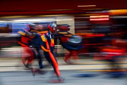 Max Verstappen, Red Bull Racing RB14, pit stop action