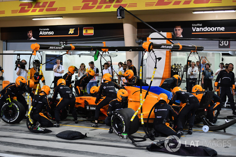 Fernando Alonso, McLaren MCL33 pit stop