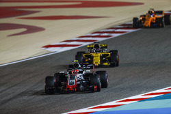 Kevin Magnussen, Haas F1 Team VF-18 Ferrari, Nico Hulkenberg, Renault Sport F1 Team R.S. 18, and Fernando Alonso, McLaren MCL33 Renault