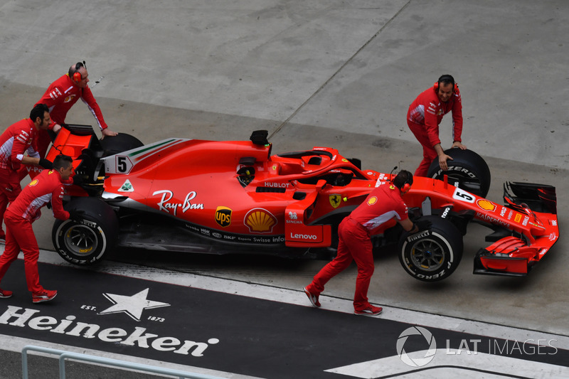 Mekanik mendorong Ferrari SF71H