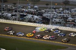 Crash: Kurt Busch, Stewart-Haas Racing Ford Fusion, Ryan Blaney, Team Penske Ford Fusion