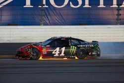 Kurt Busch, Stewart-Haas Racing Ford Fusion damaged on fire