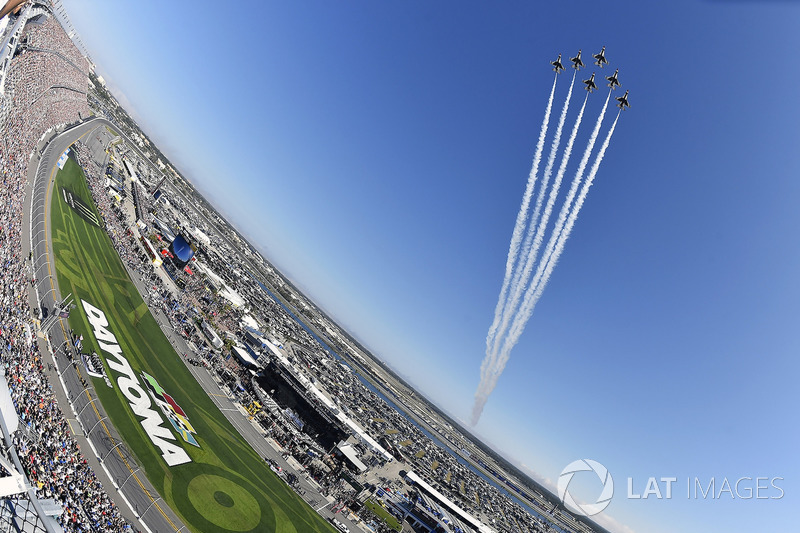 10. Aviones sobre el circuito