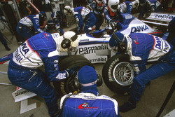 Damon Hill, Arrows A18, pit stop