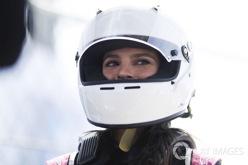 La modelo Emily Ratajkowski, conduce el coche de la Fórmula E