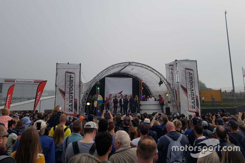 Max Verstappen, Daniel Ricciardo et David Coulthard sur le podium