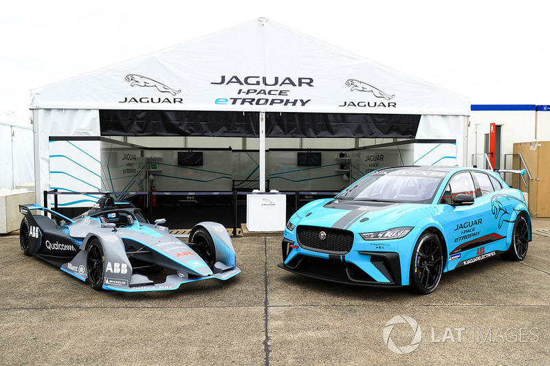 Mobil Formula E generasi kedua dan mobil Jaguar iPace eTrophy