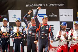 Podio los ganadores Thierry Neuville, Nicolas Gilsoul, el segundo Sebastien Ogier y el tercero Esapekka Lappi 