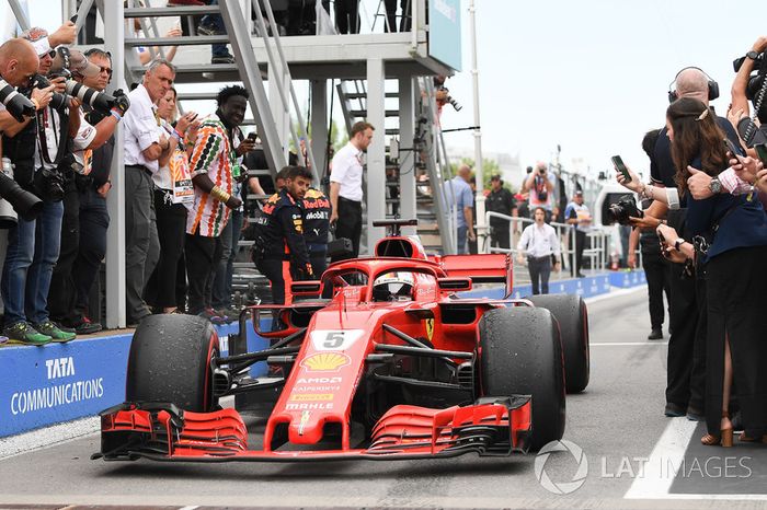 El ganador de la carrera Sebastian Vettel, Ferrari SF71H llega al parc ferme
