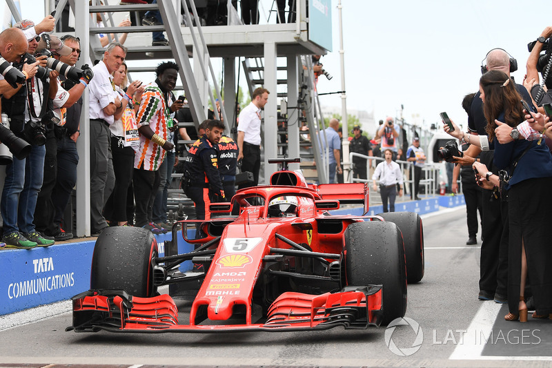 Le vainqueur Sebastian Vettel, Ferrari SF71H arrive dans le Parc Fermé