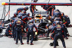 Daniel Ricciardo, Red Bull Racing RB14, pit stop