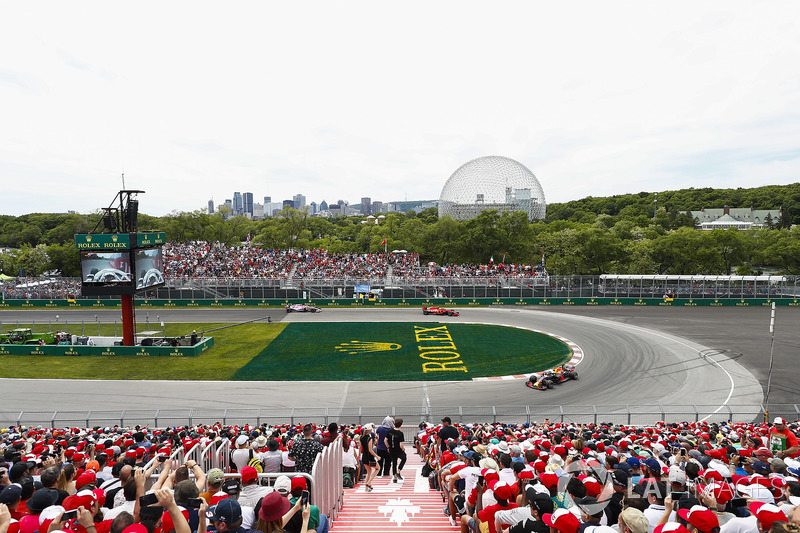 Daniel Ricciardo, Red Bull Racing RB14, leads Kimi Raikkonen, Ferrari SF71H