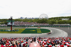 Daniel Ricciardo, Red Bull Racing RB14, devant Kimi Raikkonen, Ferrari SF71H