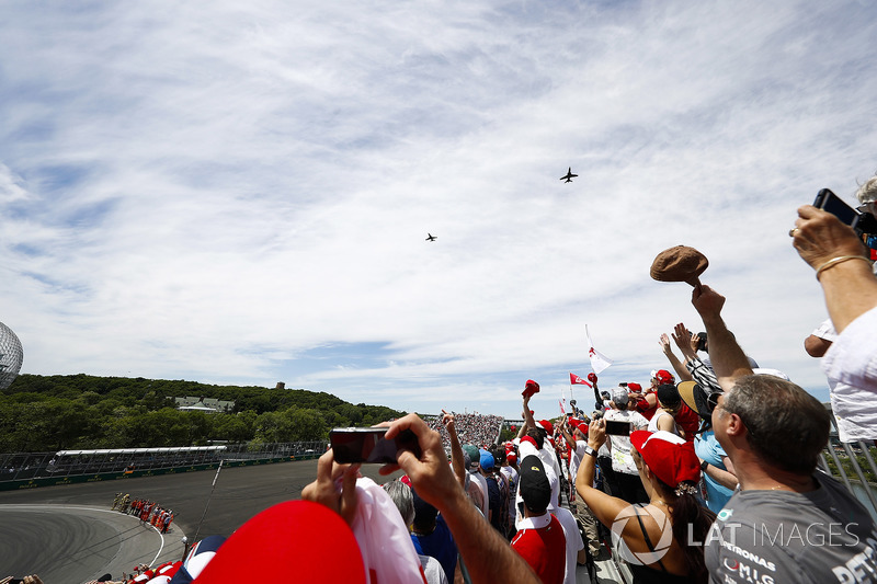 A pair of McDonnell Douglas CF-18A Hornets of the RCAF fly over the crowd prior to the start