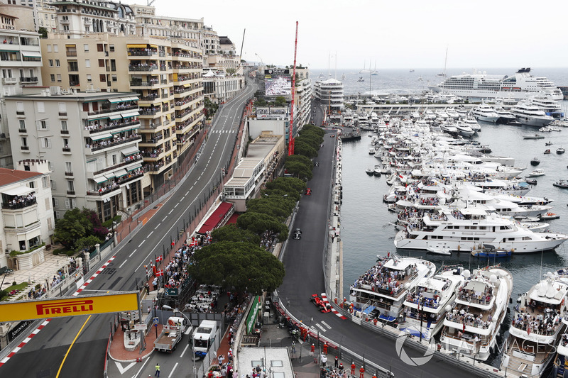Sebastian Vettel, Ferrari SF71H, leads Lewis Hamilton, Mercedes AMG F1 W09, Kimi Raikkonen, Ferrari SF71H. Valtteri Bottas, Mercedes AMG F1 W09, Esteban Ocon, Force India VJM11 and Fernando Alonso, McLaren MCL33