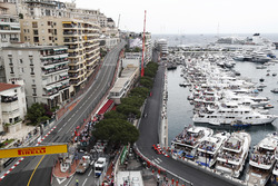 Sebastian Vettel, Ferrari SF71H, voor Lewis Hamilton, Mercedes AMG F1 W09, Kimi Raikkonen, Ferrari SF71H en Valtteri Bottas, Mercedes AMG F1 W09