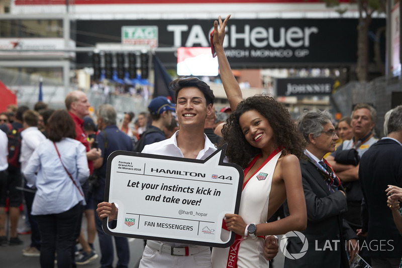 Modelli in griglia con un messaggio per Lewis Hamilton, Mercedes AMG F1 W09