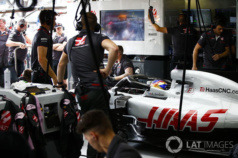 Romain Grosjean, Haas F1 Team, en el box