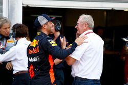 Гонщик Red Bull Racing Даниэль Риккардо и спортивный консультант Red Bull Хельмут Марко