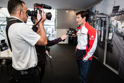 #1 Porsche Team Porsche 919 Hybrid: Mark Webber answers questions from Motorsport.com