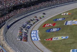 Start: Martin Truex Jr., Furniture Row Racing Toyota leads