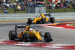 Kevin Magnussen, Renault Sport F1 Team RS16 leads team mate Jolyon Palmer, Renault Sport F1 Team RS1