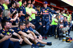 Max Verstappen, Red Bull Racing viert met het team