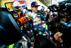 Max Verstappen, Red Bull Racing celebrates bersama team