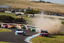 Jamie Whincup, Triple Eight Race Engineering Holden, sort dans l'herbe