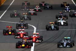 Daniel Ricciardo, Red Bull Racing RB12 leads