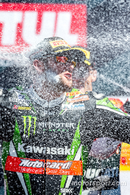 Ganador de la carrera del domingo, Tom Sykes, Kawasaki Racing Team celebra