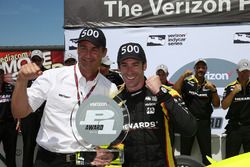 Le poleman Simon Pagenaud, Team Penske Chevrolet, avec Tim Cindric