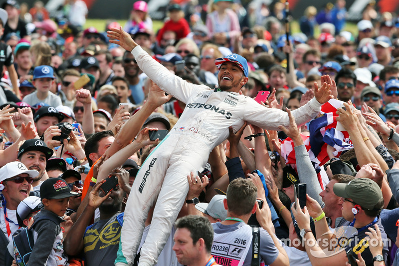 Ganador de la carrera Lewis Hamilton, Mercedes AMG F1 celebra con los fans