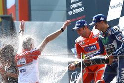 Le vainqueur Andrea Iannone, Ducati Team, le troisième, Jorge Lorenzo, Yamaha Factory Racing, et Gigi Dall'Igna, Directeur Général Ducati Corse