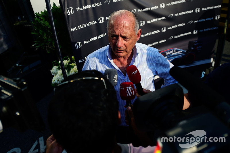 Ron Dennis, voorzitter McLaren met de media