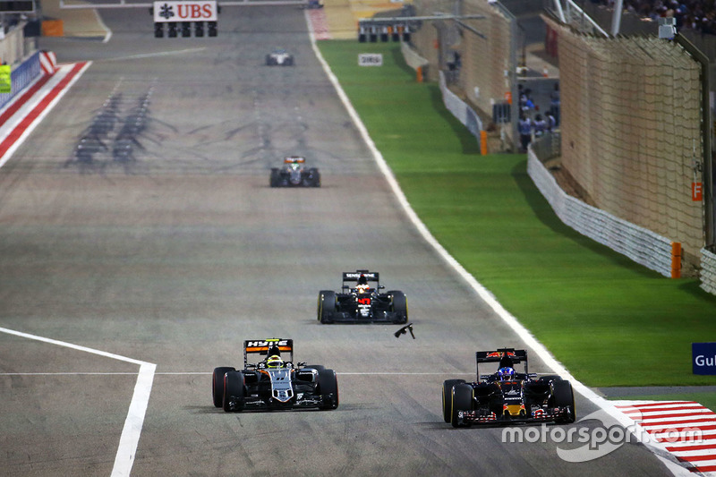 Max Verstappen, Scuderia Toro Rosso STR11 and Sergio Perez, Sahara Force India F1 VJM09